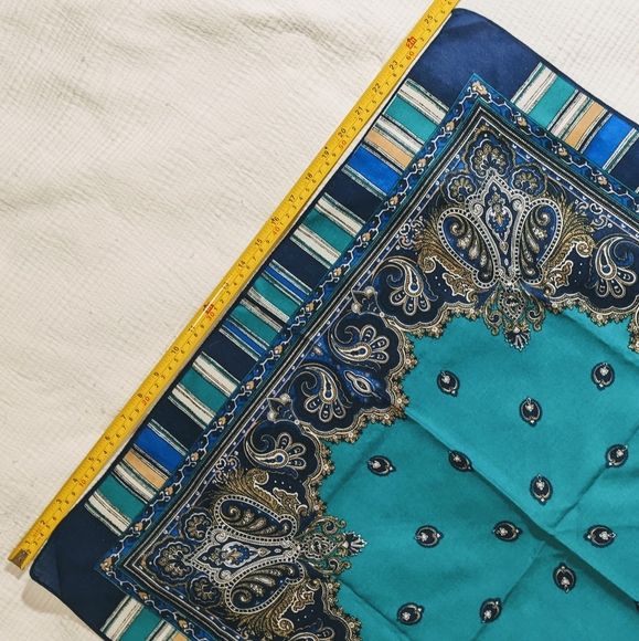 Vintage paisley scarf, square - Picture 4 of 4